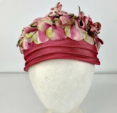 Sombrero de dama de iglesia rosa floral de la década de 1960 terciopelo flores de seda borde satinado Derby de Kentucky Foto 1 de 4