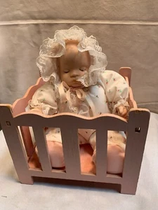 Artmark Chicago LTD. 1989 Porcelain Musical Sweet Sleeping Doll Playpen - Picture 1 of 9