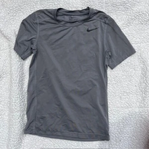 Nike Dri-Fit Dark Grey Short Sleeve Shirt Boys Size Medium - Picture 1 of 4