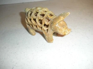 Estatuilla de cerdo de piedra natural con cerdo pequeño en el interior pieza única 4 1/4" de largo - Imagen 1 de 8