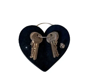 Leather keychain key holder, Holds 1-4 keys, Heart - Picture 1 of 3