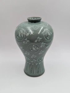 VTG KOREAN CELADON Green PORCELAIN FLYING 1000 CRANES Clouds Vase Signed 9" - Picture 1 of 5