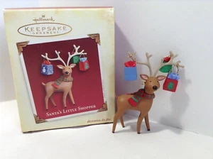 Hallmark Ornament - SANTA’S LITTLE SHOPPER - Reno con paquetes 2005 - Imagen 1 de 3