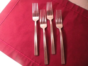 Lot de 4 fourchettes à salade Oneida en acier inoxydable satiné MOTIF ? CENTER GROOVE 7 1/8" - Photo 1/5