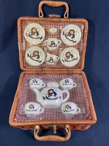 Child's RAGGEDY ANN & ANDY 13 Piece Porcelain Tea Set in Handled Picnic Basket
