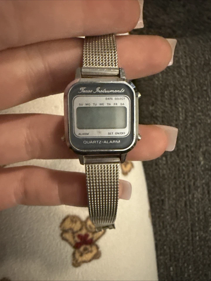 Reloj Pulsera Texas Instruments Para Mujer Digital Tono Plateado Cuarzo-Alarma  Foto 1 de 4