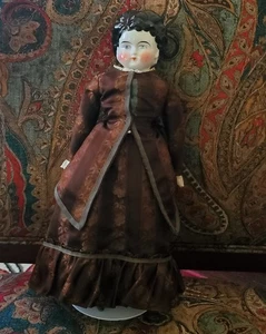 Antike Porzellankopfpuppe aus den 1880er Jahren mit grünen Stiefeln - Bild 1 von 11