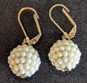 Handgefertigter, goldfarbener Ohrhänger mit Perlenimitat Kugel - Bild 1 von 7