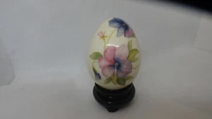 Huevo de porcelana de 2 1/2" con flores pintadas a mano DETALLE MUY BONITO sin soporte - Imagen 1 de 7