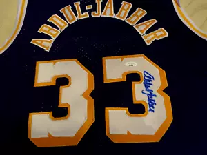 Abdul Jabbar signiertes 1984-85 Mitchell & Ness Lakers Trikot - JSA Authenticated - Bild 1 von 4