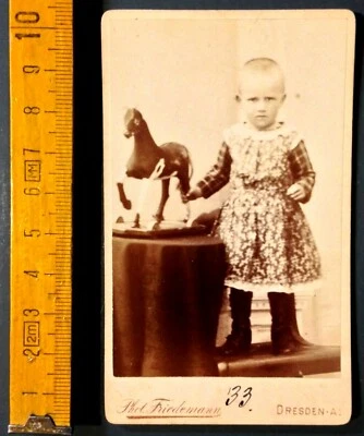 altes Hartpappfoto Foto,Kind/Mädchen mit Pferd auf Rädern,Steiff ?,Dresden - Bild 1 von 2