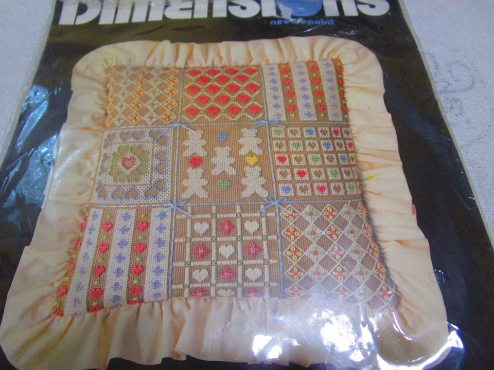 Kit de punta de aguja de almohada de retazos Country Hearts #2295 (1985, dimensiones) Foto 1 de 4