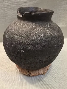 Großes ethnografisches Tongefäß – Handarbeit, schwarze Keramik, ca. 30 cm - Bild 1 von 9