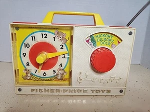 Reloj musical de cuerda Fisher-Price Toys Hickory Dock 1970 de colección  - Imagen 1 de 12