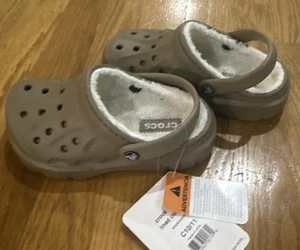Zoccoli classici per bambini CROCS taglia 10 foderati a cruscotto nuovi giovani kaki farina d'avena - Foto 1 di 7