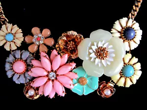 JOAN RIVERS..FLOWERS..RHINESTONES, LUCITE, ENAMEL..RUNWAY STATEMENT NECKLACE NEW - Bild 1 von 3