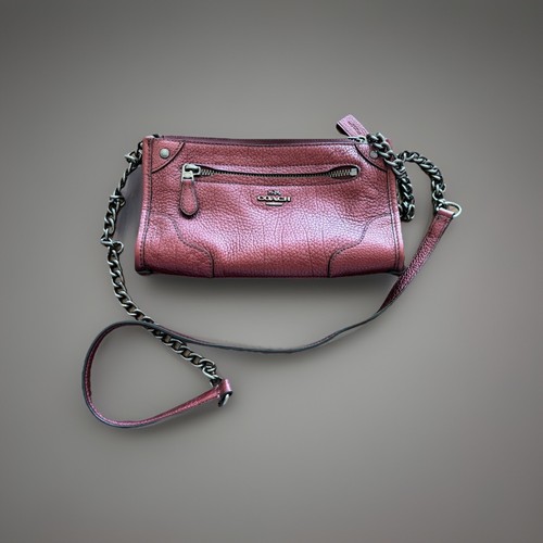 Borsa a tracolla designer marca Coach pelle magenta metallizzata pochette (org $295)