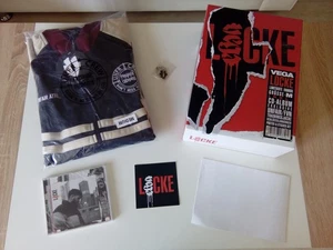 Vega Locke Ltd Fan Box neu ovp Trainingsjacke Album Anhänger Poster Sticker FvN - Bild 1 von 6