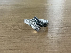 HDS Signed Sterling Silver Split Shank Bypass Black White Sparkly Band Ring Sz 7 - Picture 1 of 7