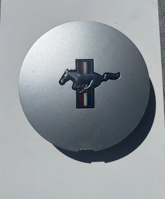 Tampa de aro central roda fabricante de equipamento original Ford Mustang F1ZC-1A096-AA 5 lugares - Imagem 1 de 3