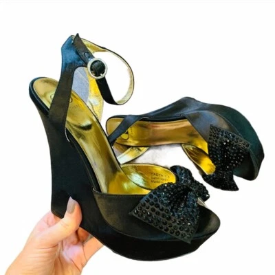 Cuñas de plataforma Kelsi Dagger Cayda 7,5 negro satinado brillante arco punta abierta Foto 1 de 4