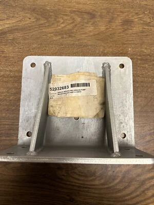 Soporte de montaje para bomba de grasa Graco, 125910 Foto 1 de 3