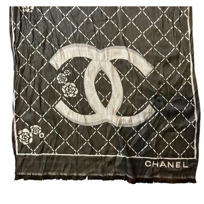 Bufanda Chanel Cashmere Seda Logo CC Camila Flores Negro Blanco 70x25 pulgadas Foto 1 de 4