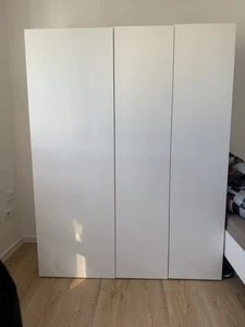 Ein 160x200 cm Bett und ein Schrank von IKEA. - Bild 1 von 4