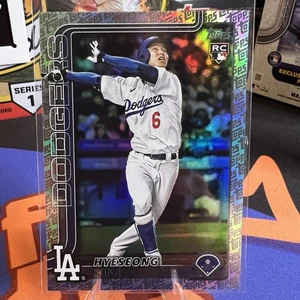2025 Topps Series 2 Hyeseong Kim Rookie #573 Topps Logo Foil (RC) - Bild 1 von 10