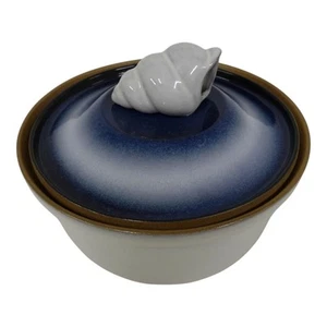 Cazuela redonda esmaltada azul Peter Pots de 1,5 cuartos de galón con tapa espiral estudio - Imagen 1 de 17