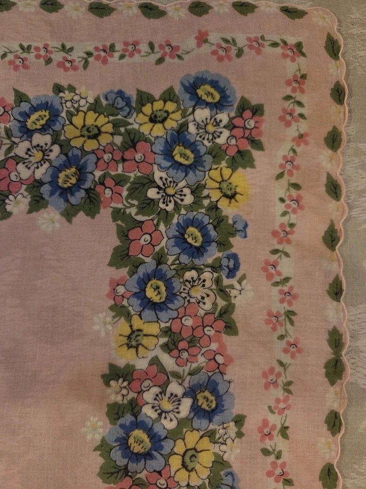 Pañuelo azul floral sobre rosa Foto 1 de 2