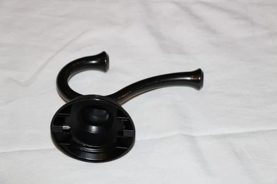 Gancho de roupão duplo Delta Cassidy modelo: 79735-RB acabamento em bronze veneziano - Imagem 1 de 4