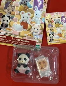 Sylvanian Calico Critters Epoch Baby Leckerli Blind Bag Clara Pookie Panda NEU - Bild 1 von 3