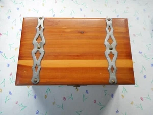 Vintage Wooden Cedar Jewelry /Trinket /Keepsake Box/ 9x6x4 - Picture 1 of 8
