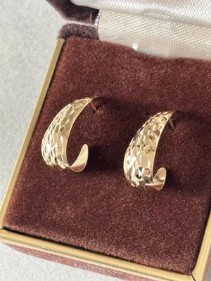 14K 纯金锤形蚀刻半环耳环 0.76 克 20 毫米长 — 第 1/4 张图片