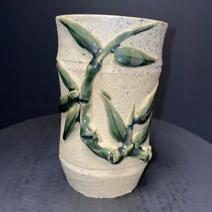 Vaso in gres smaltato verde bambù rilievo firmato alto 5,5” regalo - Foto 1 di 5