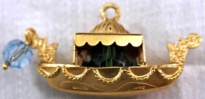 Dije de barco/barco de oro 14K limpio con esmeralda facetada verde en el centro Foto 1 de 4