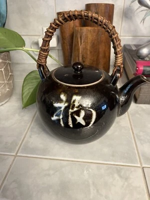 Tetera asiática antigua negra con mango de bambú Foto 1 de 4