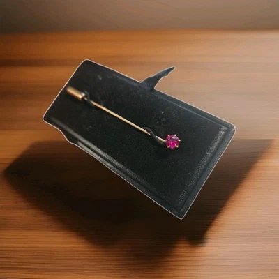 Elegante pasador de solapa de oro de 10k con detalle de piedra roja Foto 1 de 4