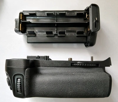Genuine Nikon MB-D11 Battery Grip for Nikon D7000 (with MS-D11) - Image 1 of 4