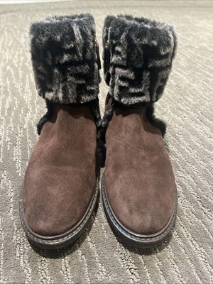 FENDI 踝靴 Espresso 麂皮绒标志袖口 35 码橡胶鞋底 — 第 1/4 张图片