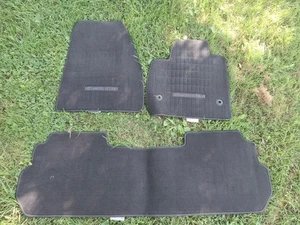 Alfombrillas de fábrica GMC Yukon Denali - carbón #84573804 y 84573805 - Imagen 1 de 4