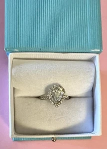 Anillo de compromiso con halo de diamantes creado en laboratorio y 14KW con pera de 1,52 quilates (IGI) SI-1/G. - Imagen 1 de 12