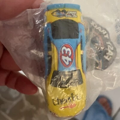 Coche de carreras NASCAR Cheerios Diecast #43 1:64 General Mills Foto 1 de 4
