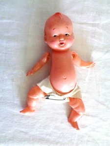 Bambola antica in plastica da 5 1/2 pollici con pannolino con corde (#6242). - Foto 1 di 6