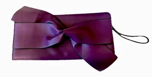 Muñequera clutch A New Day 12"x6" con lazo púrpura y herrajes dorados nueva con etiquetas - Imagen 1 de 7