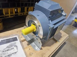 New ABB M3AA-100LB 4-8 IMV18/IM3611 AC Motor 690Y / 2.8 kW 3GAA108529-BDF+VC - Picture 1 of 7