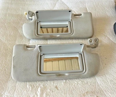 Par de parasoles Q50 (iluminados) grises INFINITI Q50 2014-2023 Foto 1 de 4