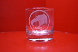 Vaso de vidrio grabado con láser Thundercats logotipo de dibujos animados Lion-o Cheetara años 80 - Imagen 1 de 3
