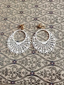 LARGE Vintage Funky Chunky Mid Century White Filigree Metal Clip On Earrings #35 - Picture 1 of 5